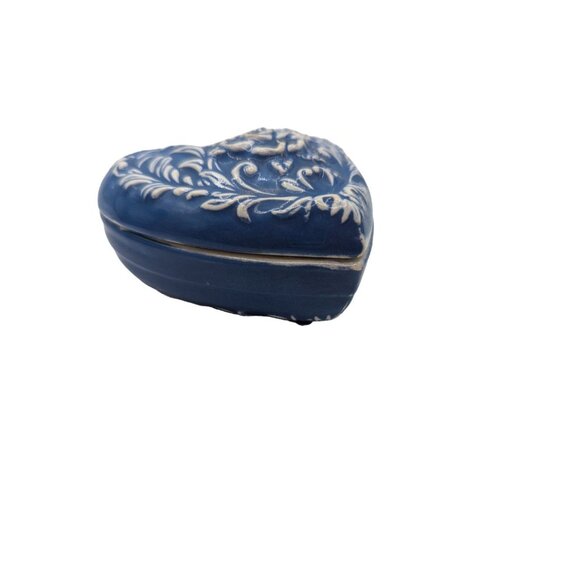 Vintage Blue & White Ceramic Heart Trinket Box w Raised floral design - Picture 4 of 11